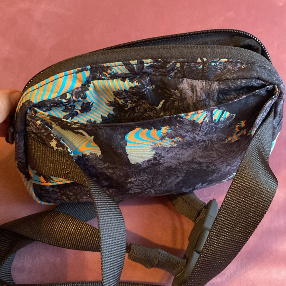 Lululemon mini bag. - Picture 6 of 7